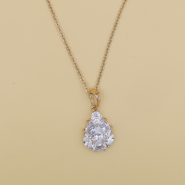 Elegant Teardrop Pendant Necklace – A gold-tone necklace featuring a sparkling teardrop-shaped pendant with diamond-like stones, adding timeless charm and sophistication.